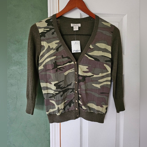 Lucky Brand Sweaters - NWT Lucky Brand XS Camo Olive Green Light Sweater